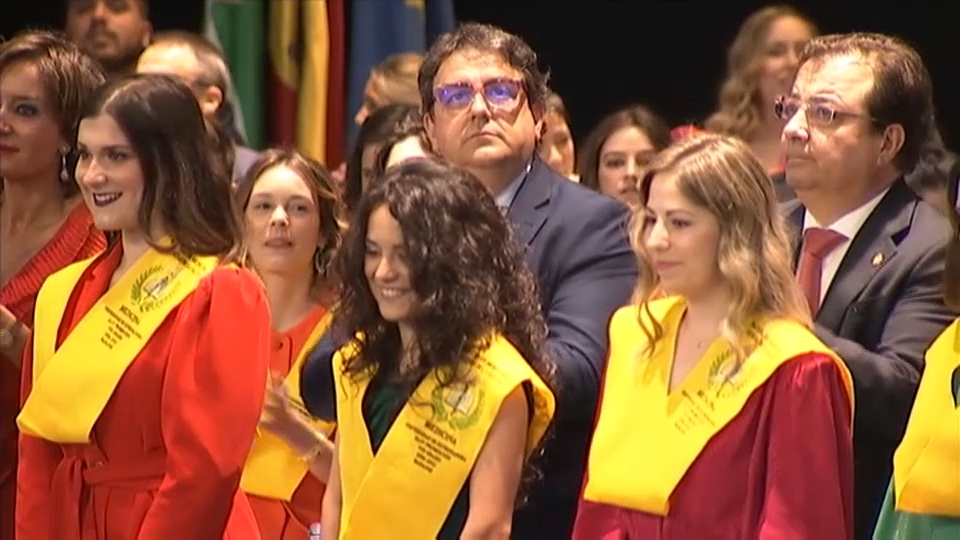 Estudiantes de Medicina en su acto de graduación con la presencia de José María Vergeles y Guillermo Fernández Vara