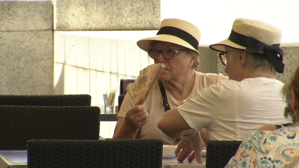 Calor, mujer con abanico