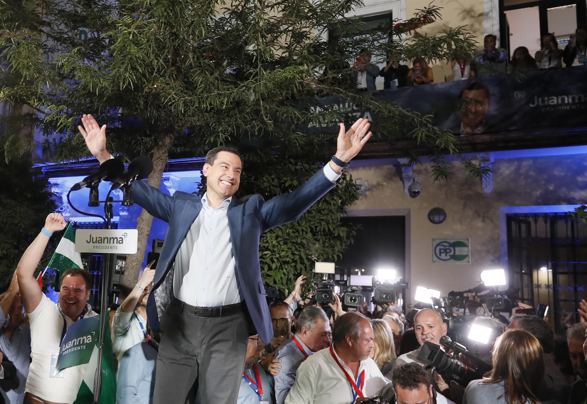 El candidato del PP a la reelección de la Junta de Andalucía, Juanma Moreno, a las puertas de la sede del partido en Sevilla agradece a toda la gente que le espera tras lograr el mejor resultado de la historia del PP en Andalucía en votos y escaños, hoy domingo 19 de junio.