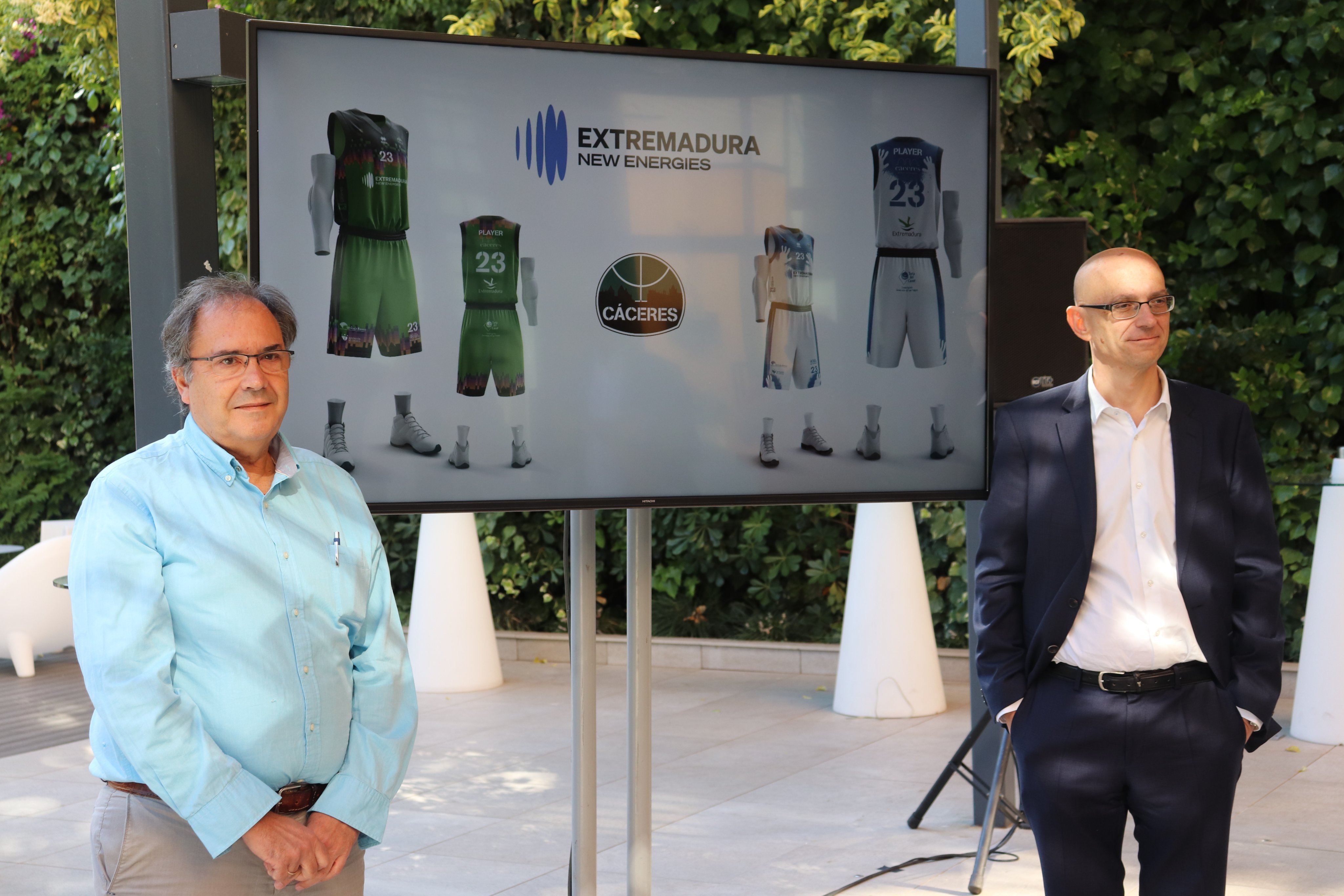 Pepe Sánchez, presidente del Cáceres Basket, Ramón Jiménez, consejero delegado de Extremadura New Energies.
