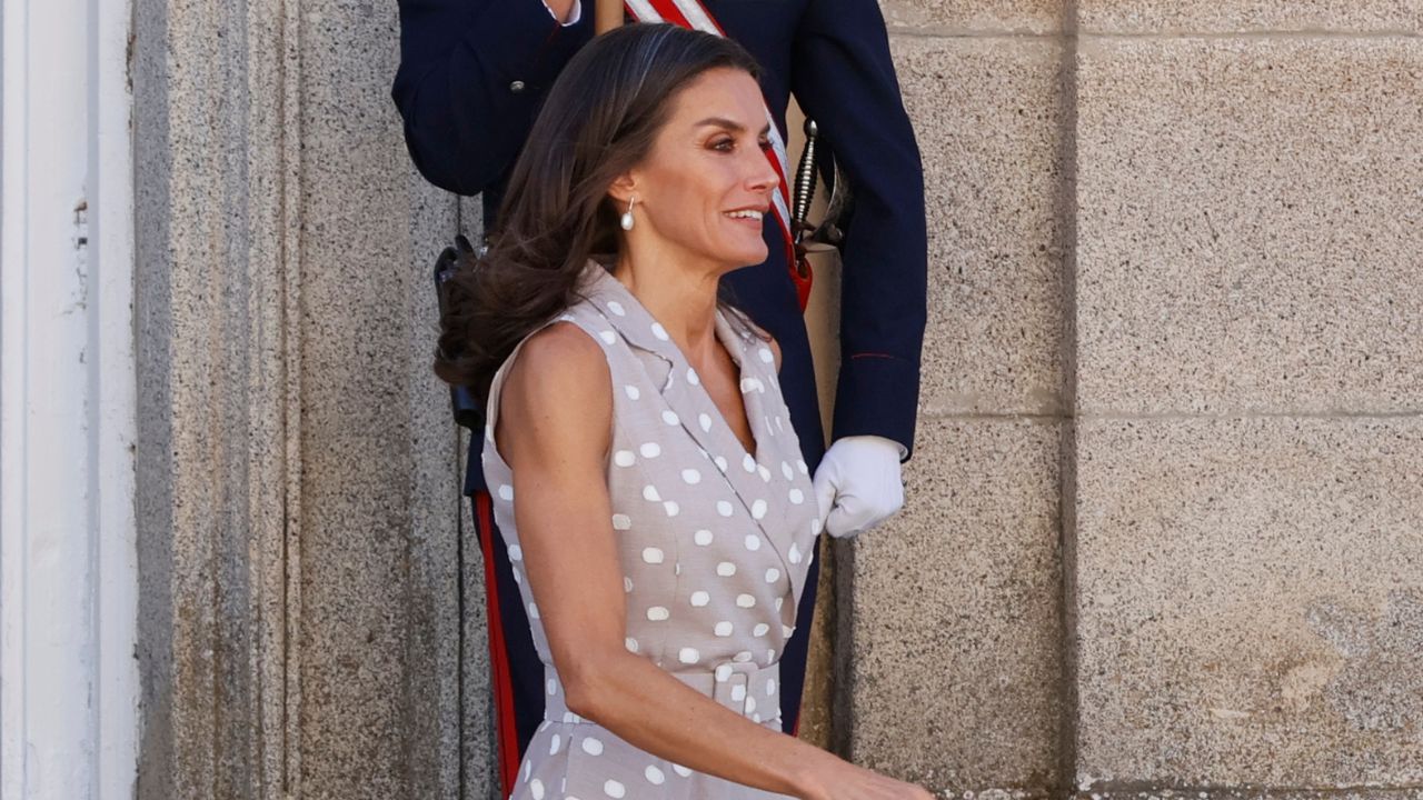 La reina Letizia sale al encuentro de la primera dama estadounidense, Jill Biden (no en la imagen) a su llegada a los actos culturales de los acompañantes de los mandatarios que asisten a la cumbre de la OTAN en la Granja de San Idelfonso, Segovia, este miércoles. 
