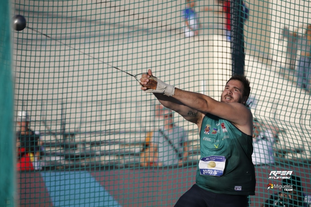 Javier Cienfuegos lanzando 