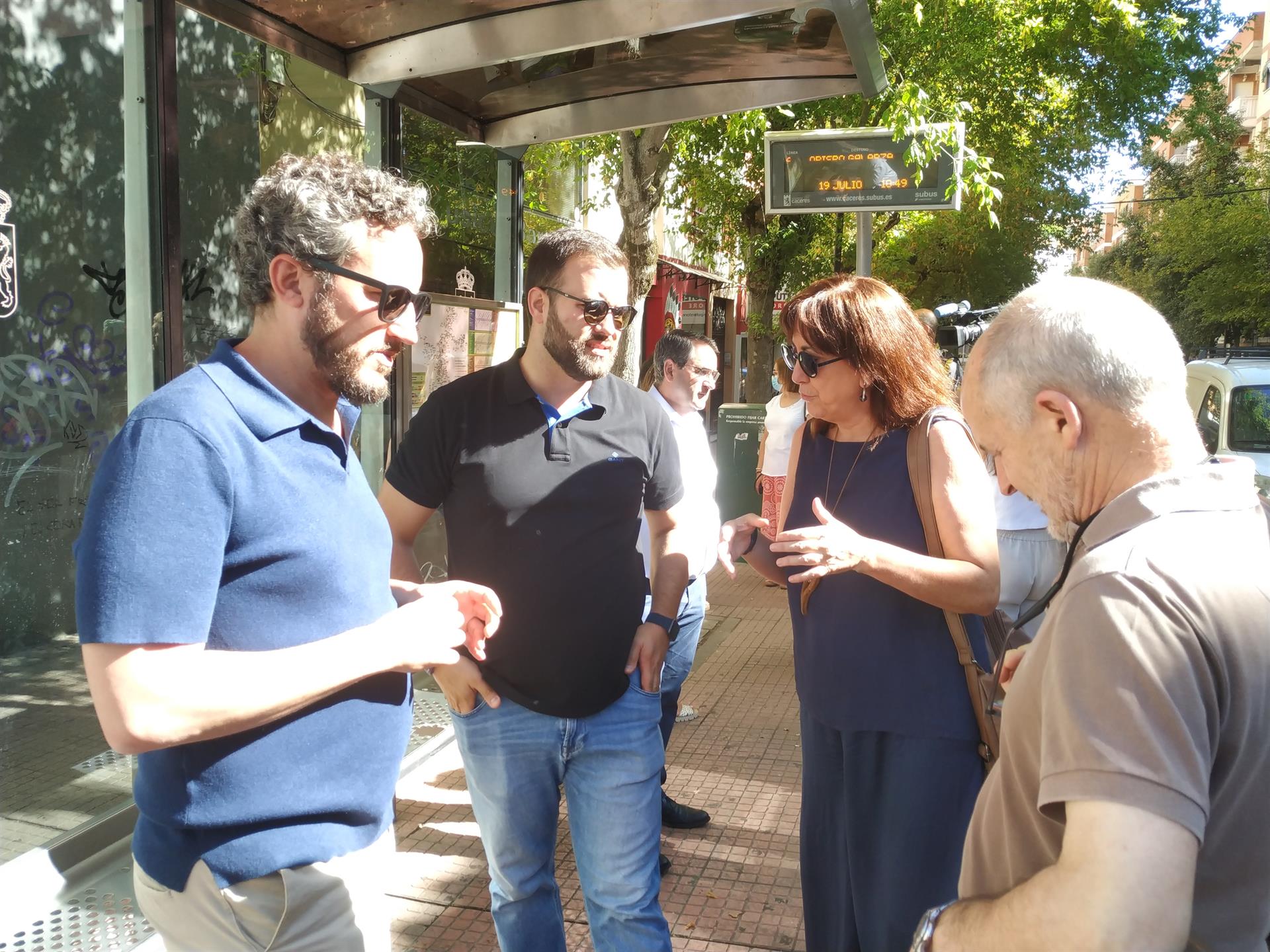 El alcalde de Cáceres, Luis Salaya, y el concejal de Servicios Públicos, Andrés Licerán, junto a los concejales de UP, Consuelo López e Ildefonso Calvo.