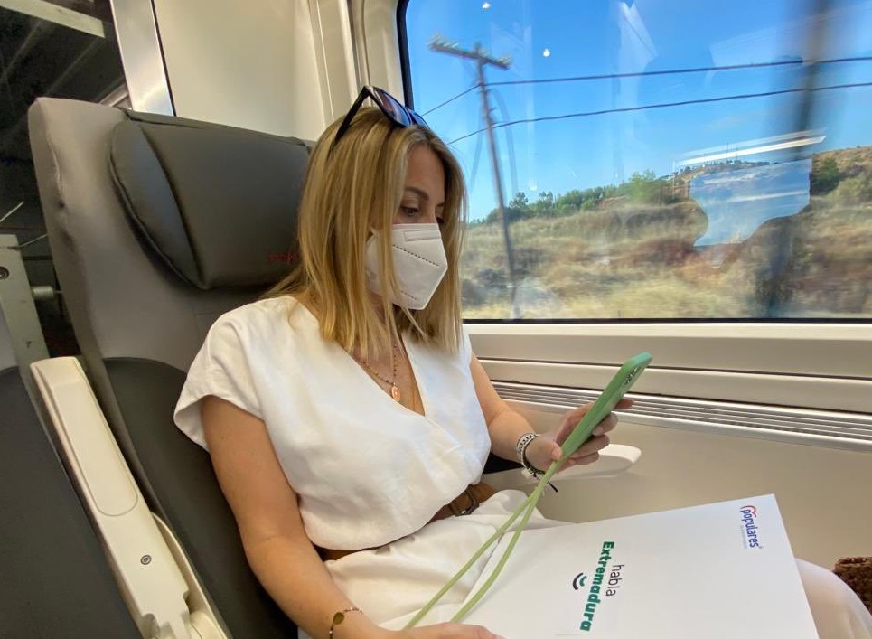 María Guardiola viaja en el Alvia