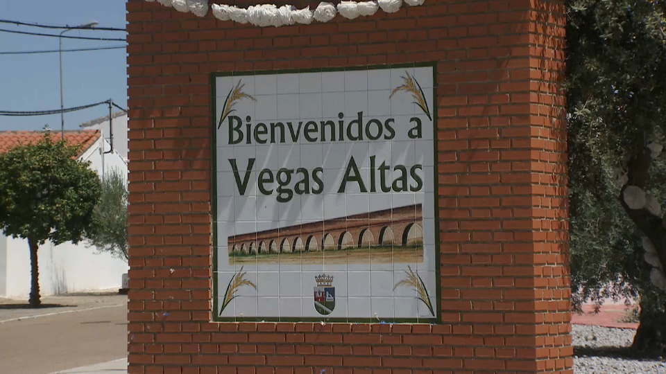 Placa de bienvenida en Vegas Altas, pedanía de Navalvillar de Pela