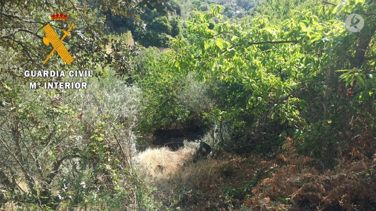 Imagen del vehículo en el barranco de Nuñomoral