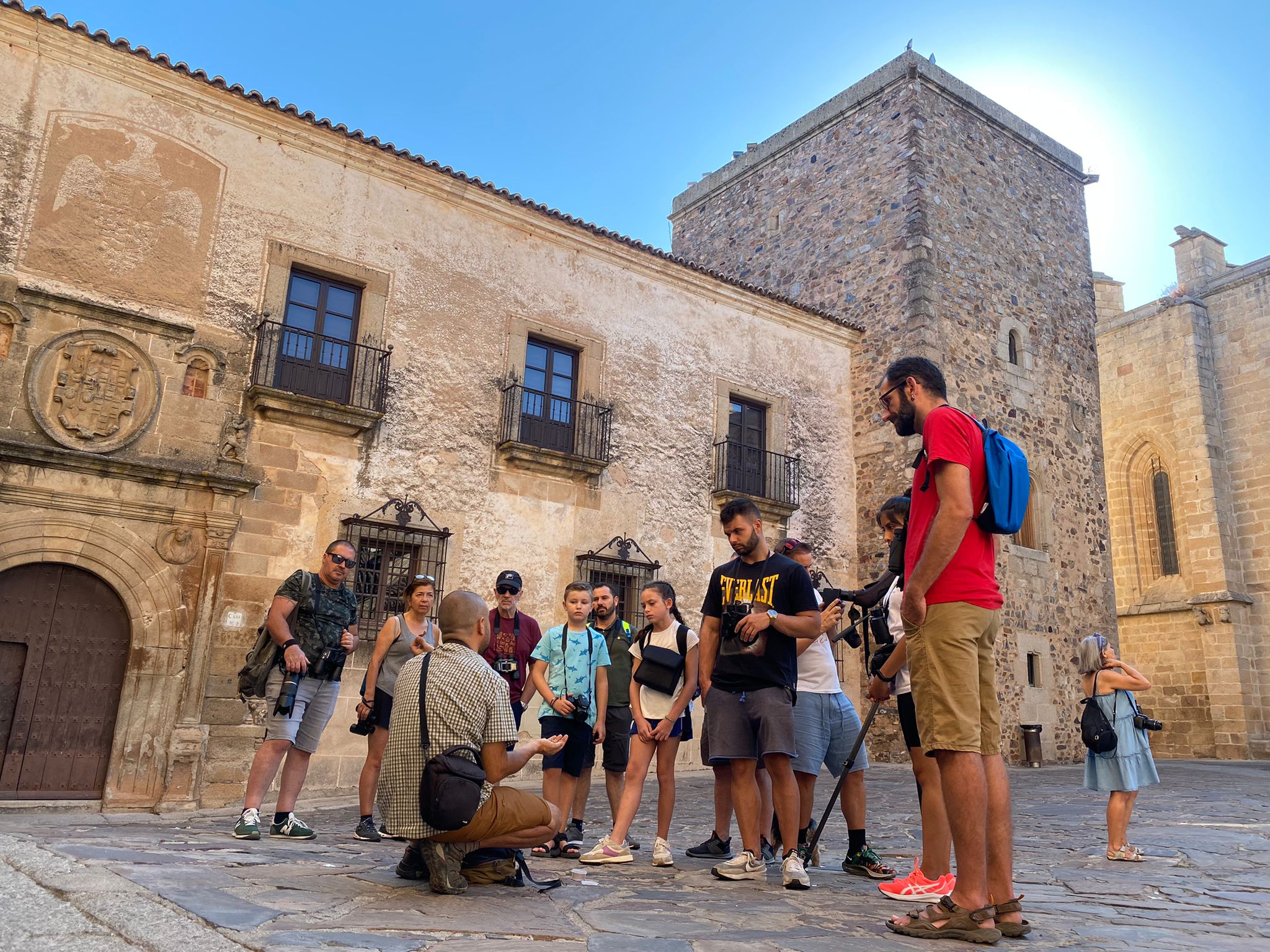 Grupo de turistas ornitológicos disfrutando del avistamiento de aves en Cáceres