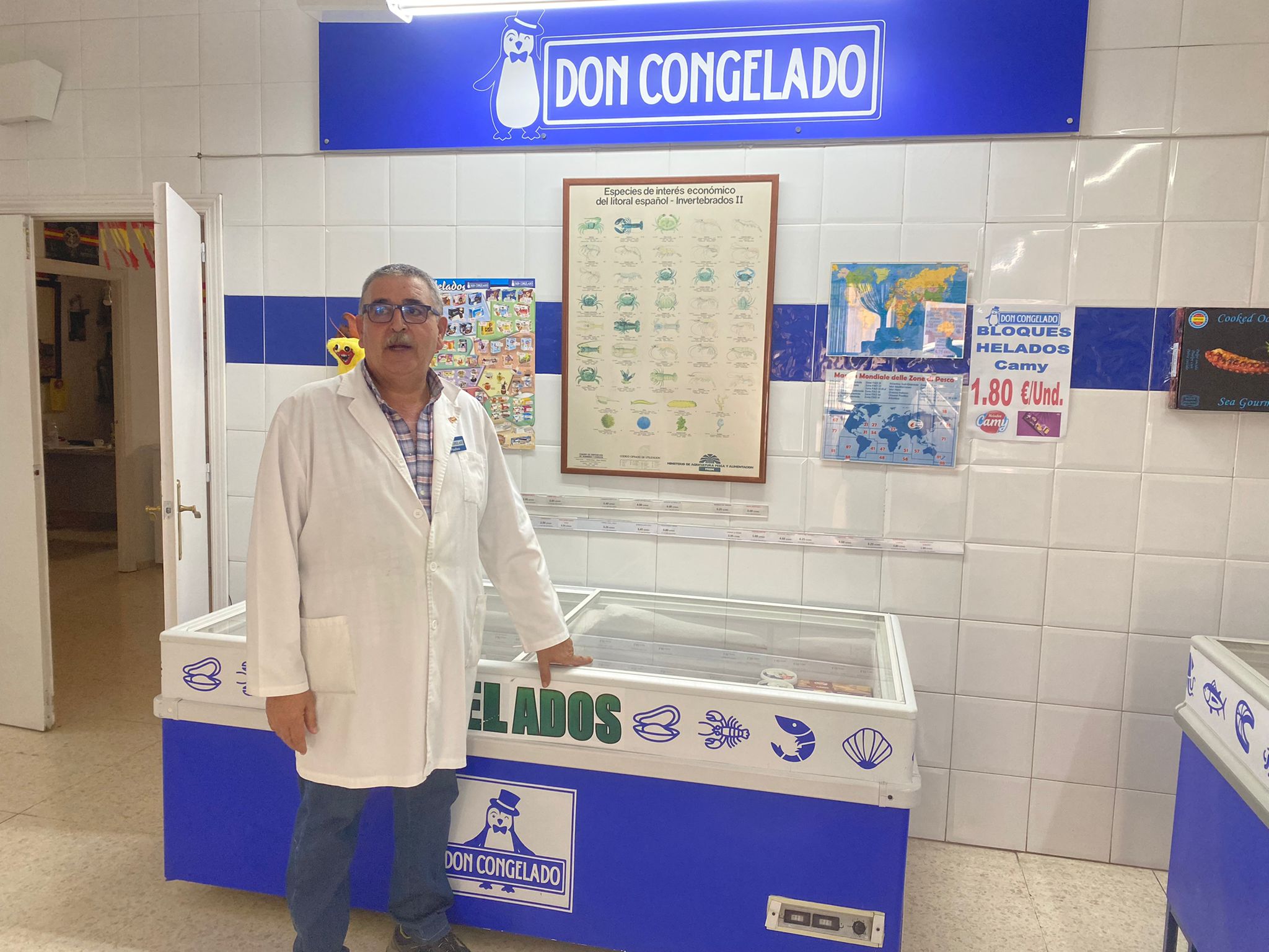 Paulino Parra, de la tienda Don Congelado de Badajoz ante un mostrador.