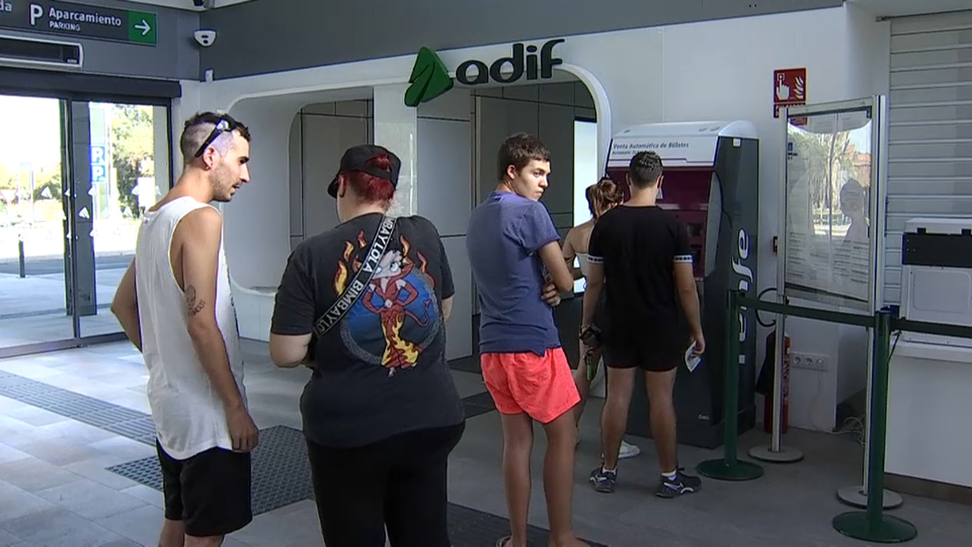 Cola en Cáceres para adquirir un abono de Renfe