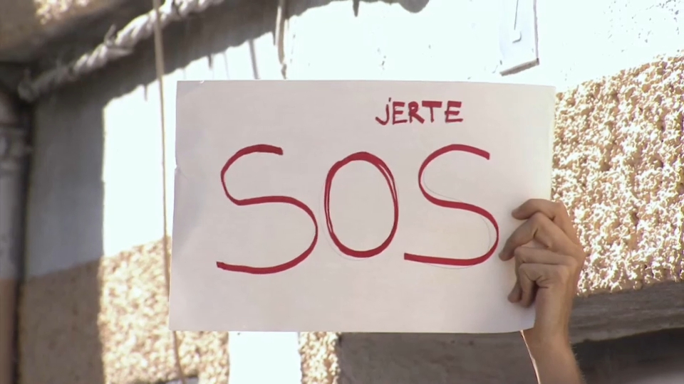 Cartel que pide "SOS JERTE" y que porta un vecino manifestándose contra los cortes de agua en la localidad