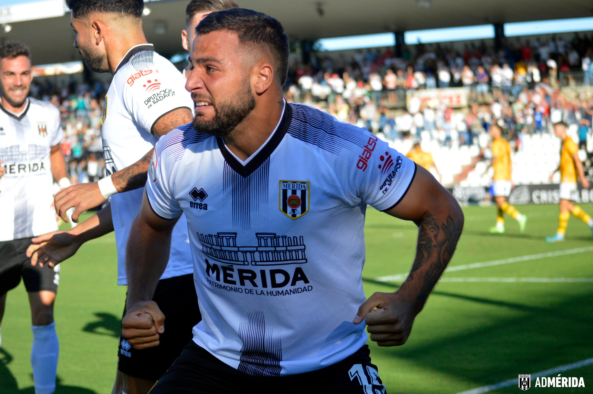 Carlos Cinta celebra el primer gol 22-23 del Mérida