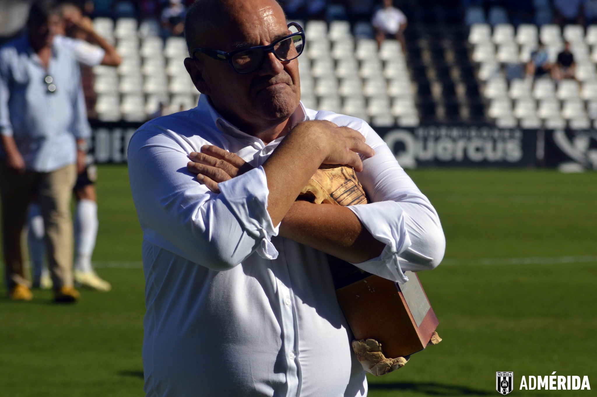 Tarriño, el utillero del Mérida, agradece a la afición en su homenaje del pasado sábado con motivo de su jubilación.
