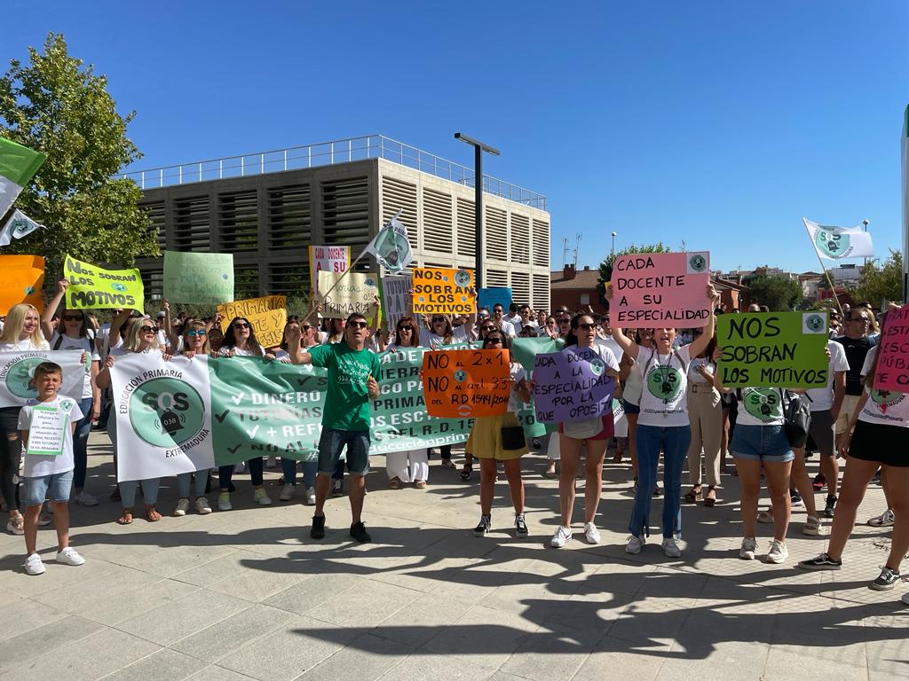 Profesores de Primaria protestando ante la consejería de Educación