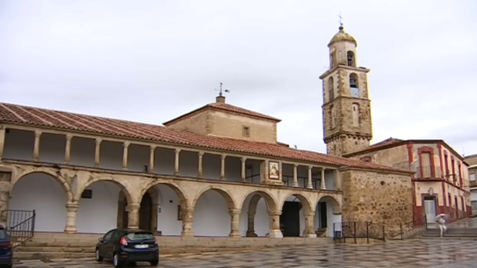 Iglesia de Almoharín (Cáceres) situada en la Plaza de España del municipio