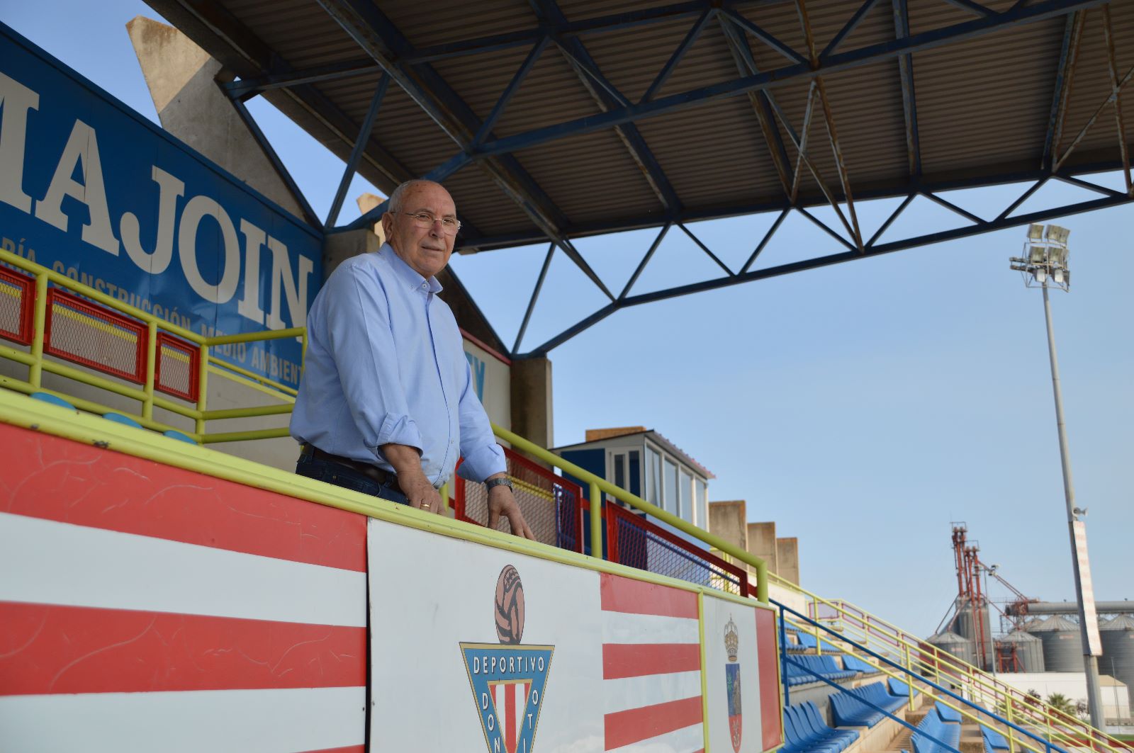 Manolo Velarde, presidente del Don Benito, en el palco del Vicente Sanz.