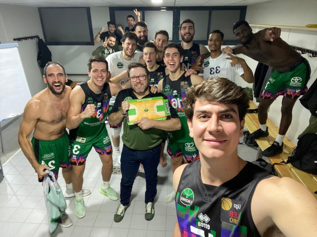 La plantilla del Cáceres Basket celebra el triunfo en Castellón