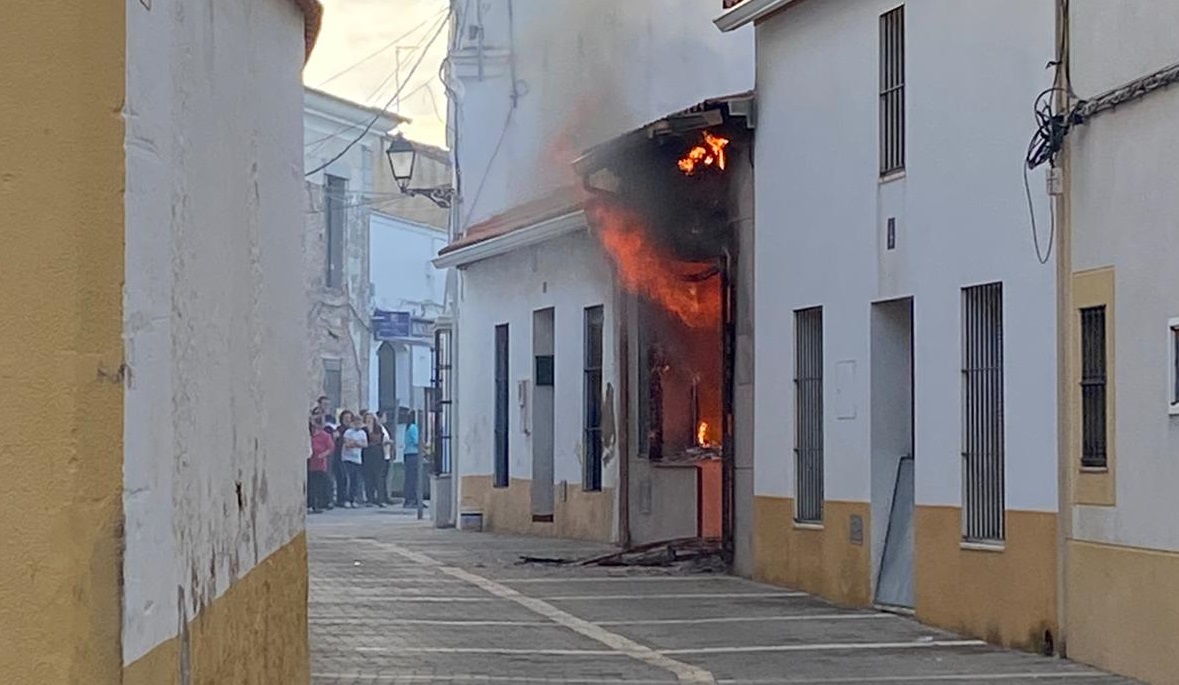 Incendio floristería en Torre de Don Miguel Sesmero