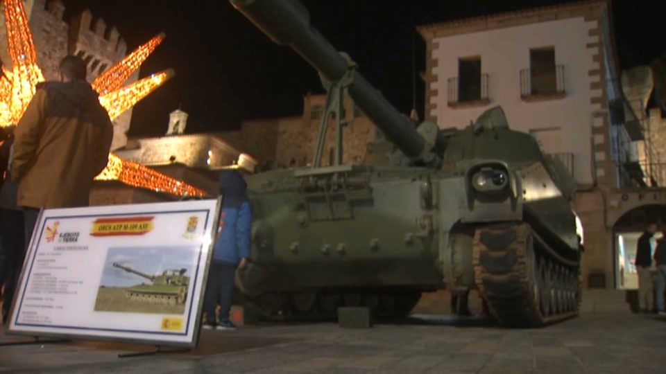 Carro de combate, exposición en Plaza Mayor de Cáceres
