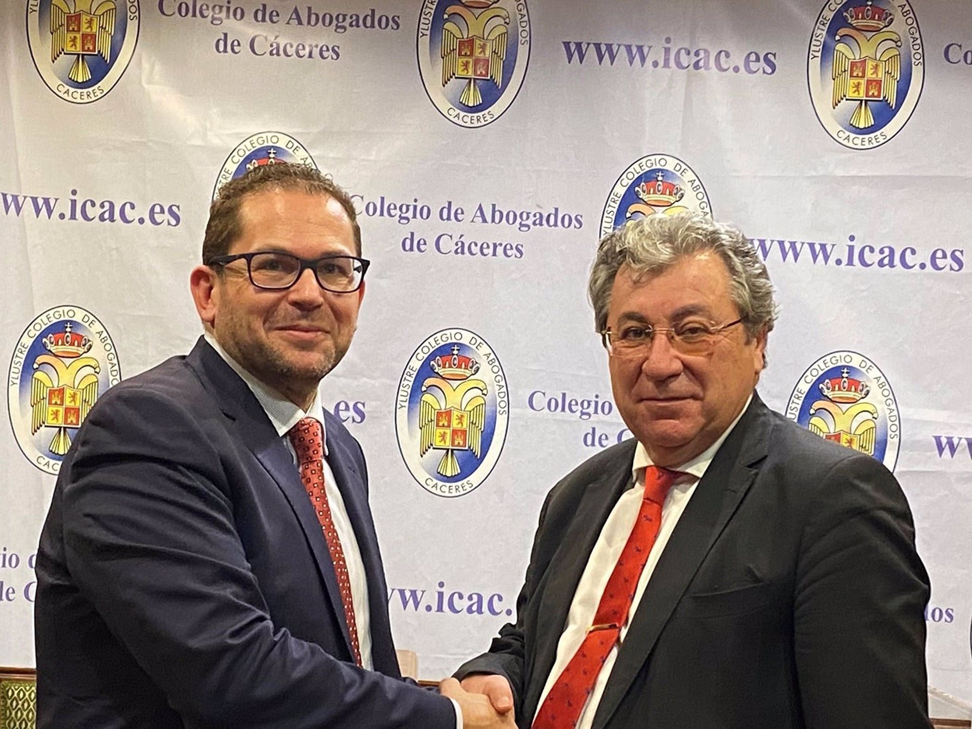 Decano abogados Cáceres, Carlos Alberto Montero, junto a Juan José Flores (derecha)