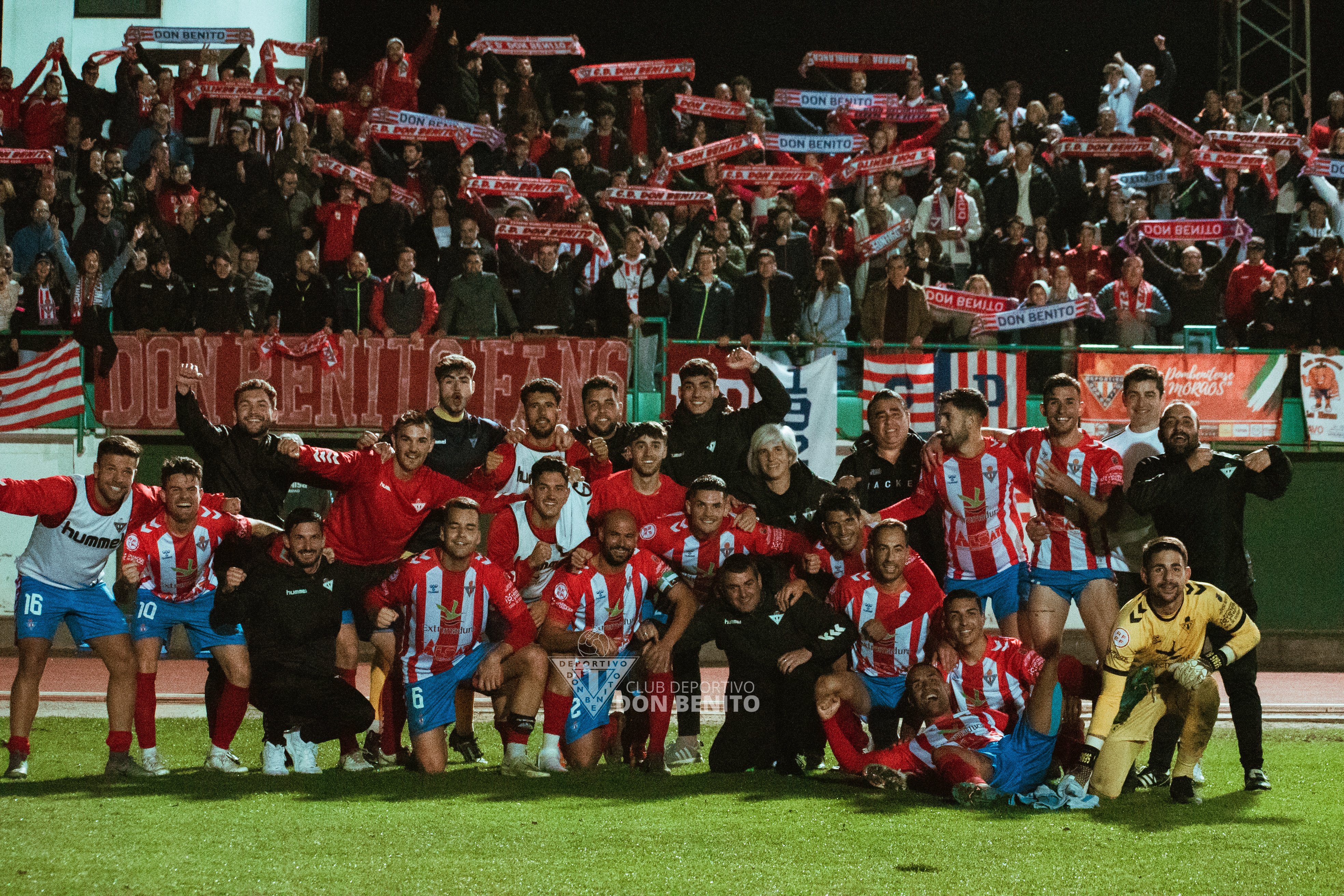 El Don Benito celebra la victoria en el derbi de las Vegas Altas.
