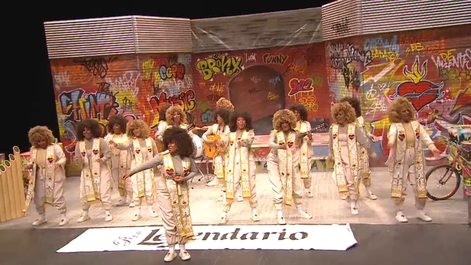 Actuación de una murga en el Carnaval de Badajoz