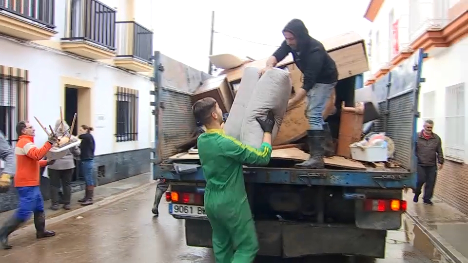 Varios vecinos retiran de las casas el mobiliario que ha quedado inservible