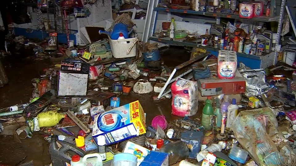 Daños provocados por 'Efraín' en una ferretería de La Roca