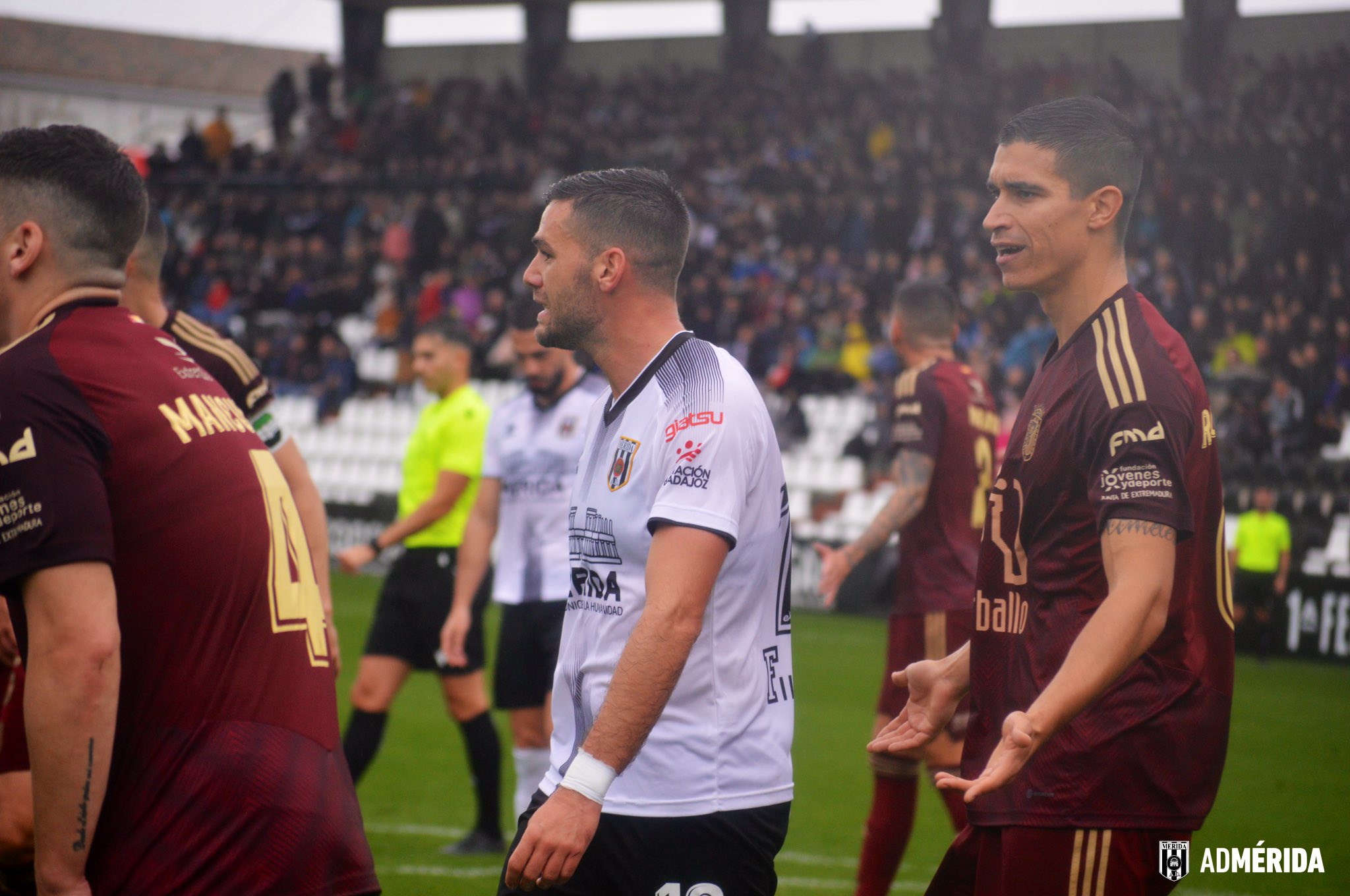 Lolo Pla y Raúl Palma en un instante del derbi del Romano.