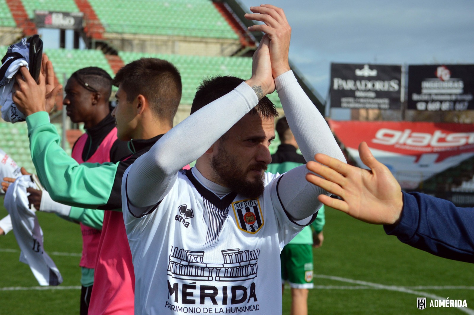 Artiles, jugador del Mérida, saludando en el estadio Romano.