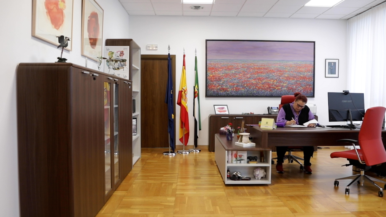 Begoña García Bernal, consejera de Agricultura, en su despacho