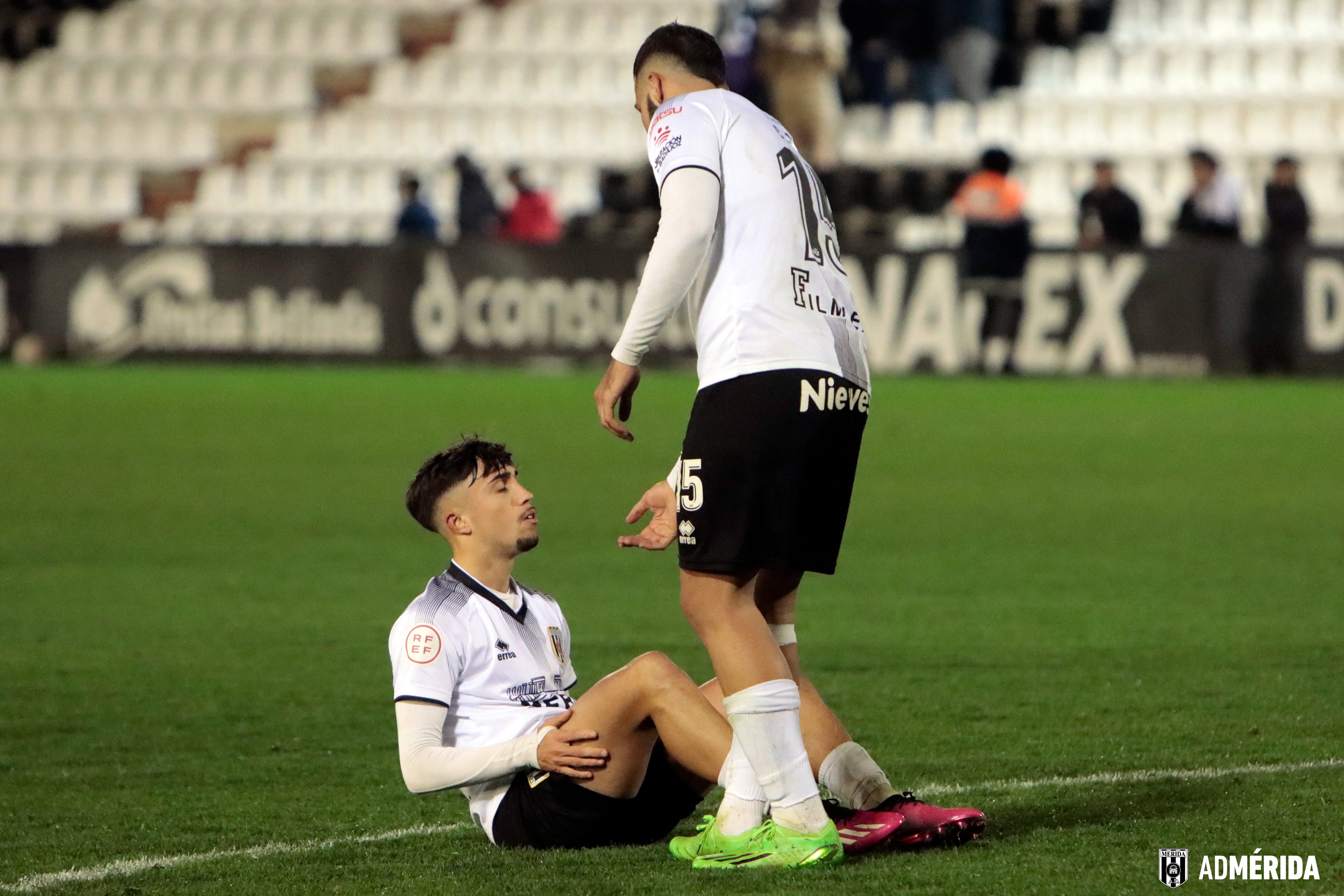 Carlos Cinta levanta a un abatido David Larrubia