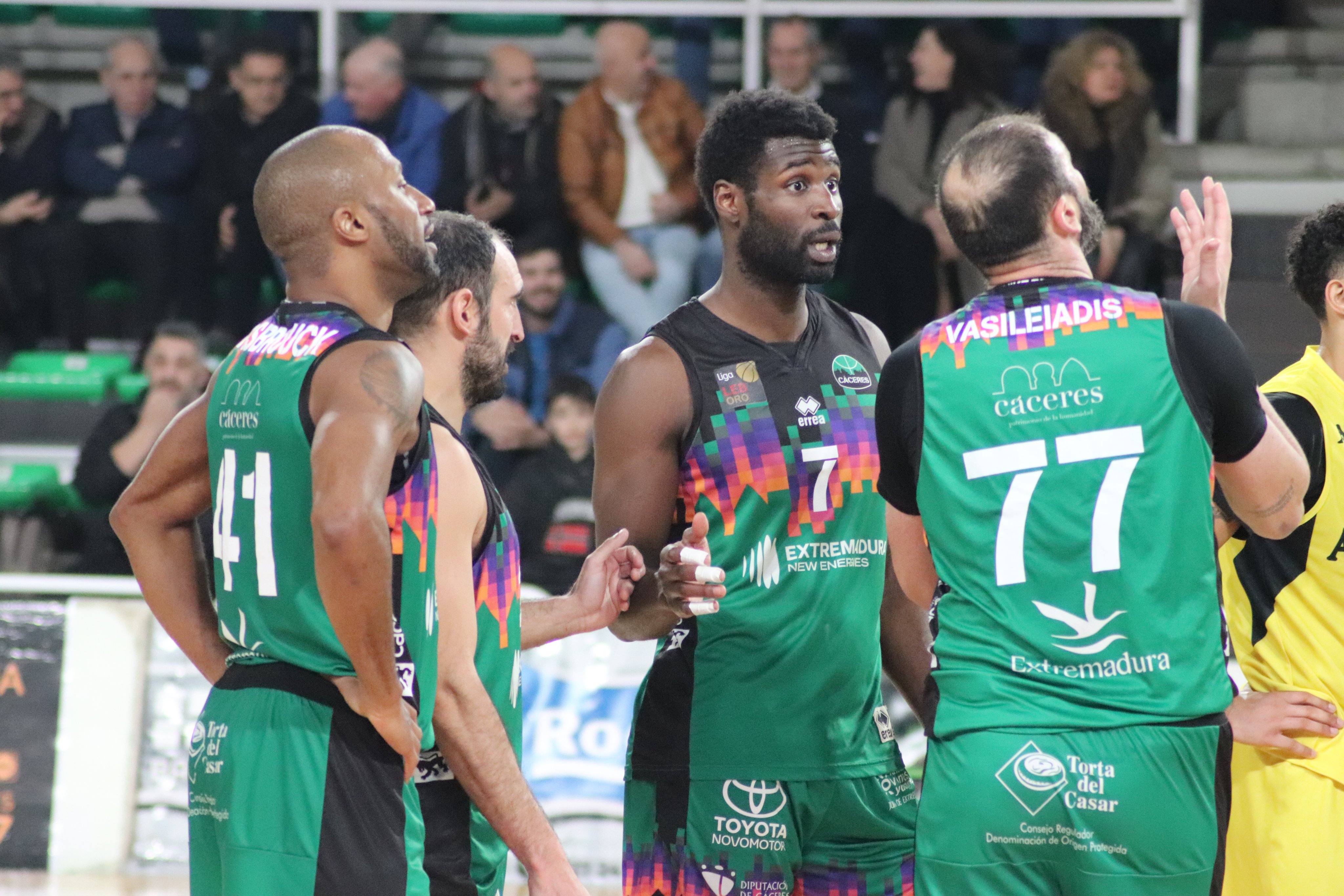 Jugadores del Cáceres Basket hablando durante un partido.