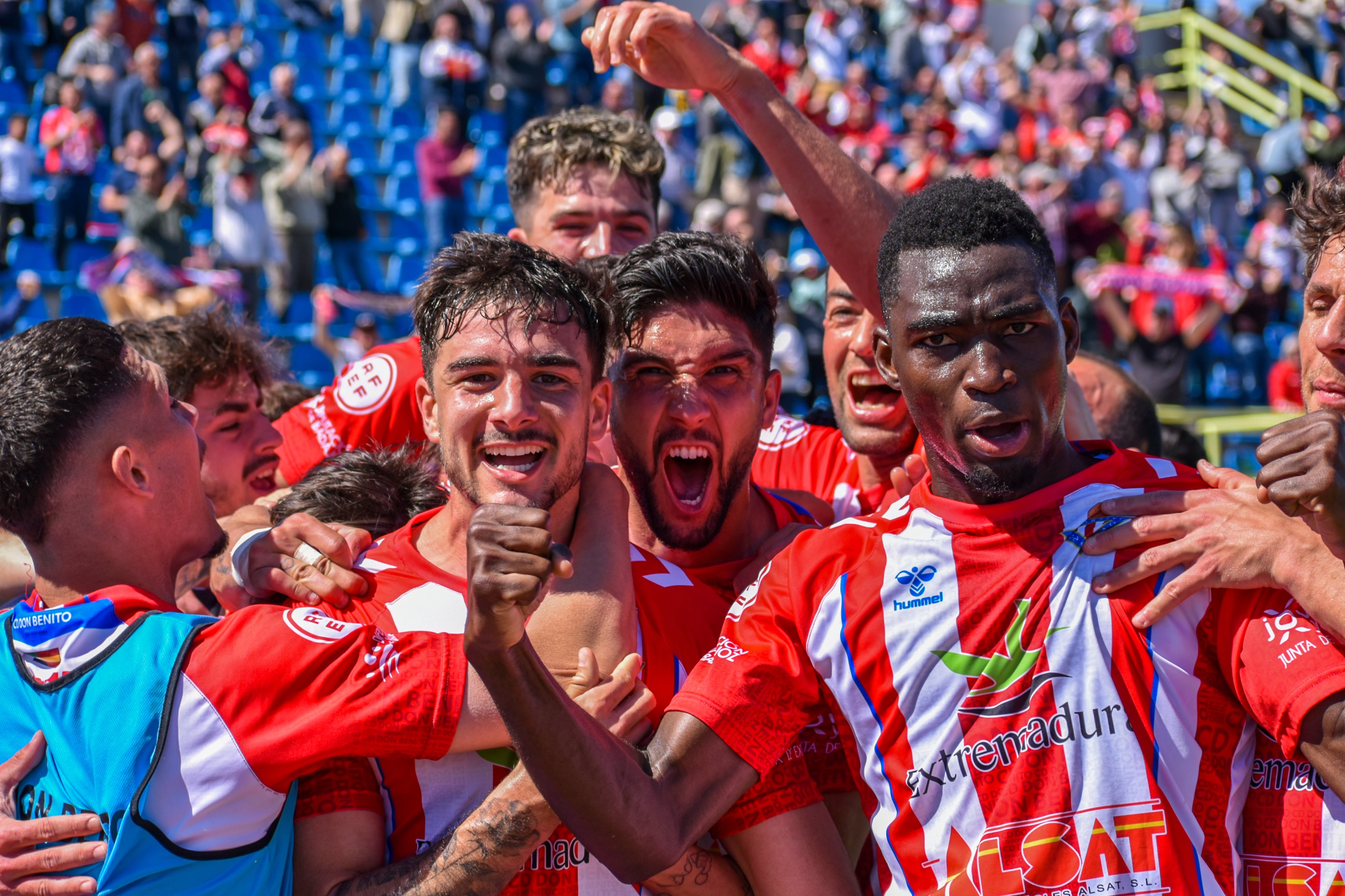 Los jugadores del Don Benito celebran el 2-1 ante el Alcorcón B