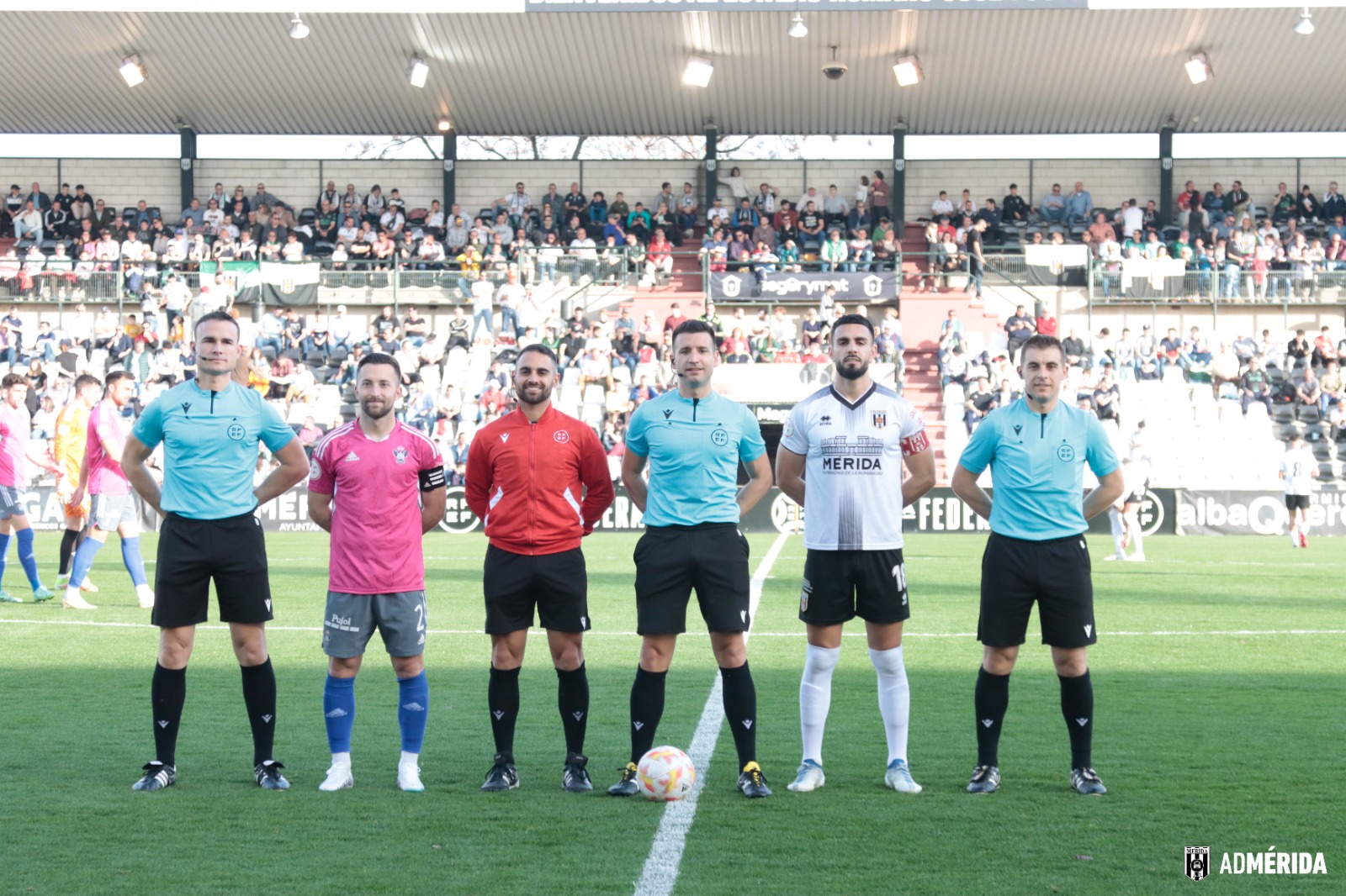 Cid Camacho con los capitanes del Mérida y del Talavera antes del partido.