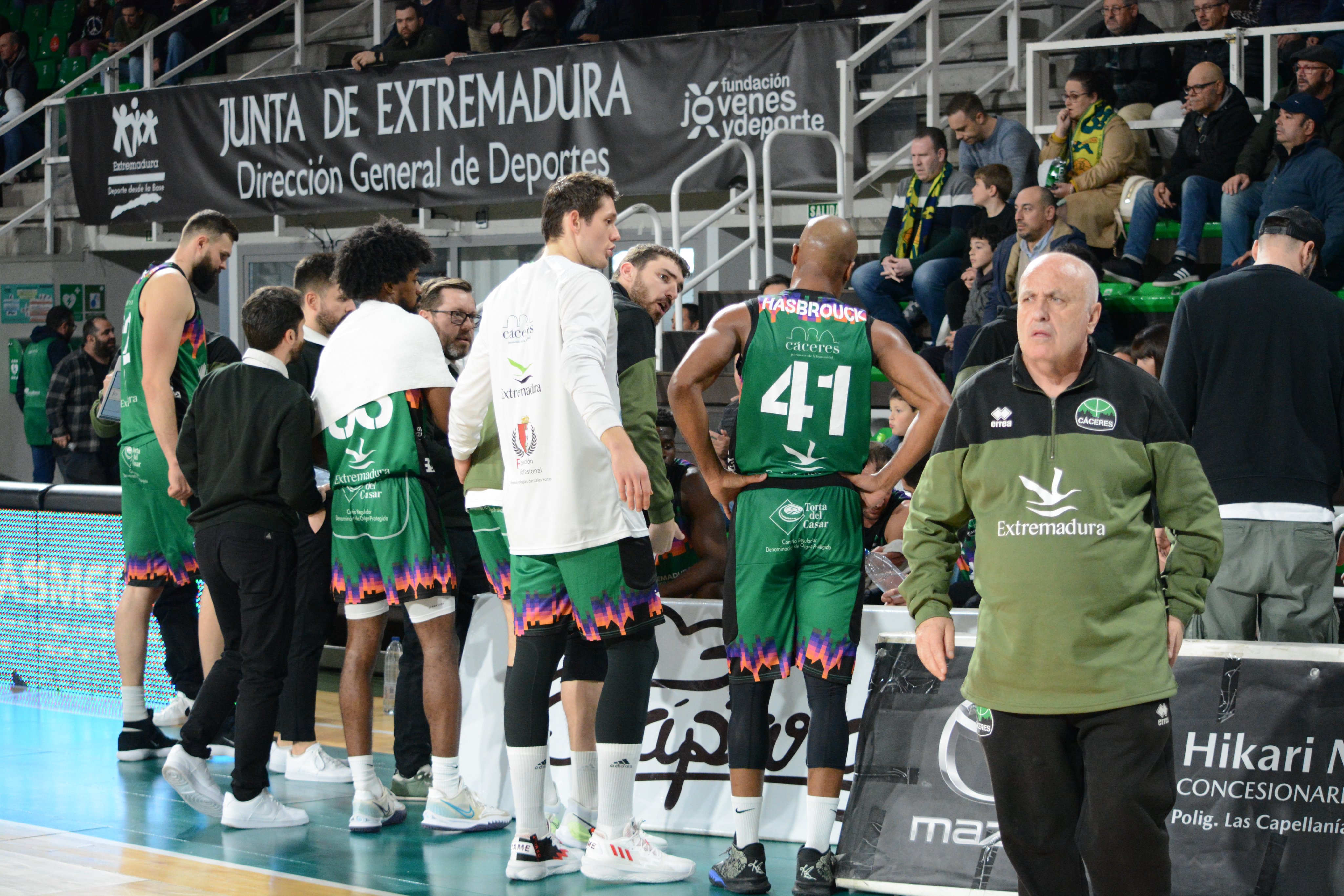 Los jugadores del Cáceres Basket en un tiempo muerto.