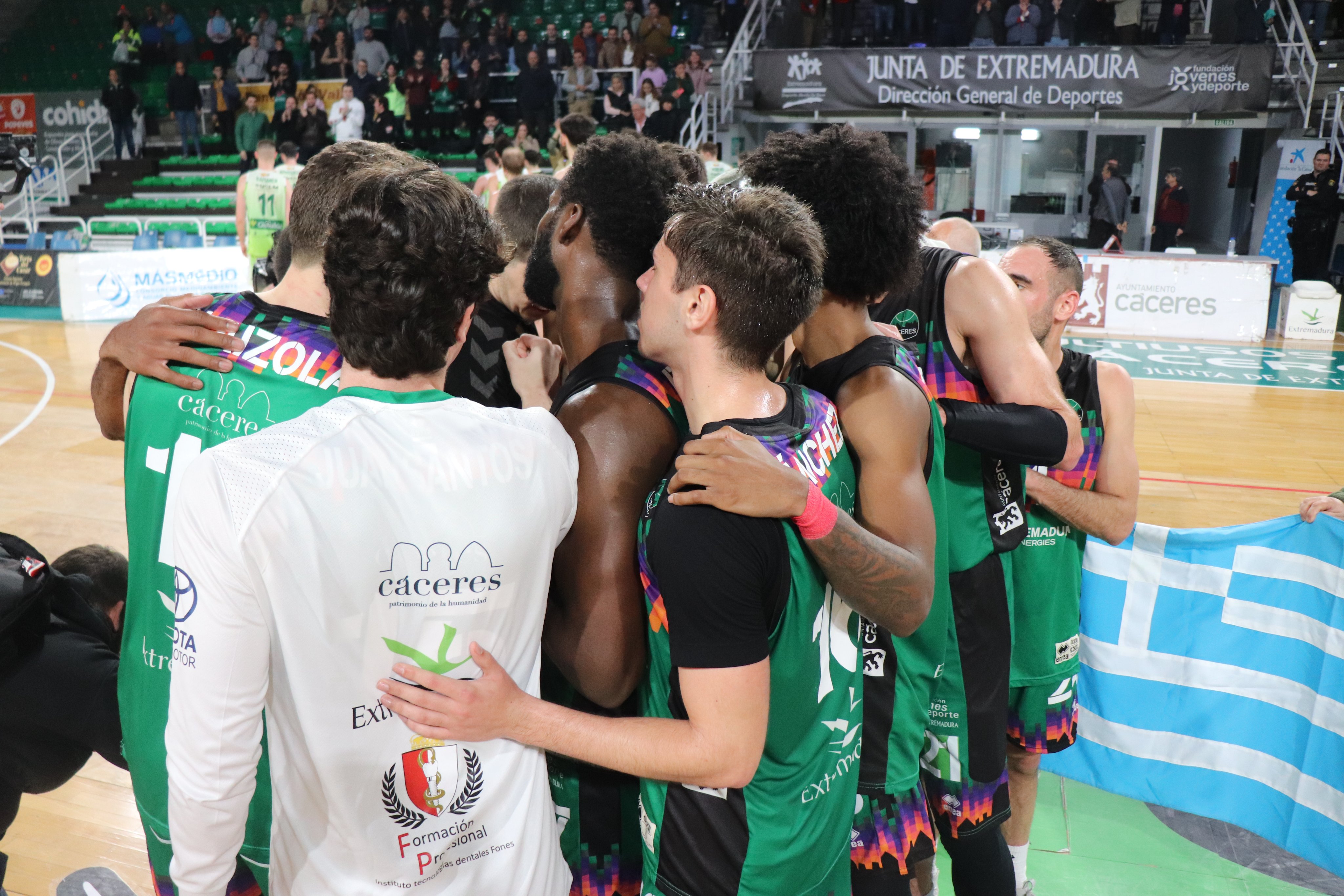 Los jugadores del Cáceres Basket celebran el triunfo ante Ourense