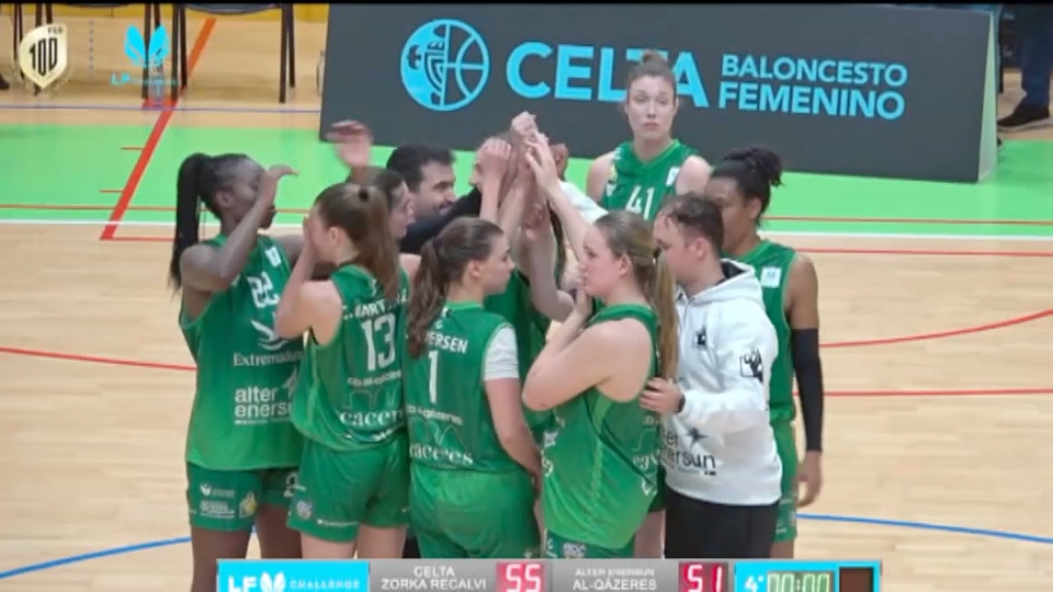 La 'piña' del Al-Qázeres tras finalizar su encuentro de vuelta ante Celta 