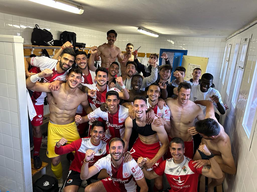 El Cacereño celebra su triunfo en Segovia.