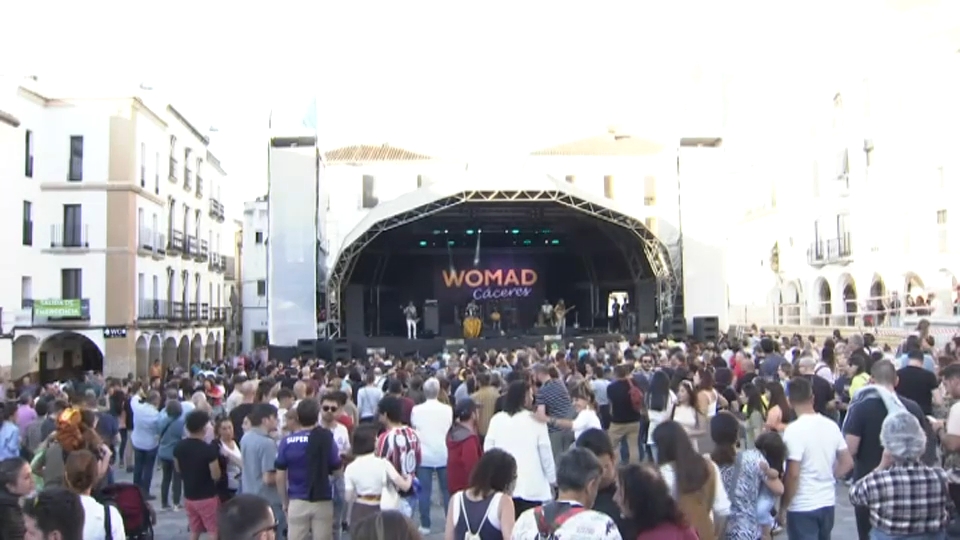 Numeroso público en el arranque de Womad en la Plaza Mayor de Cáceres