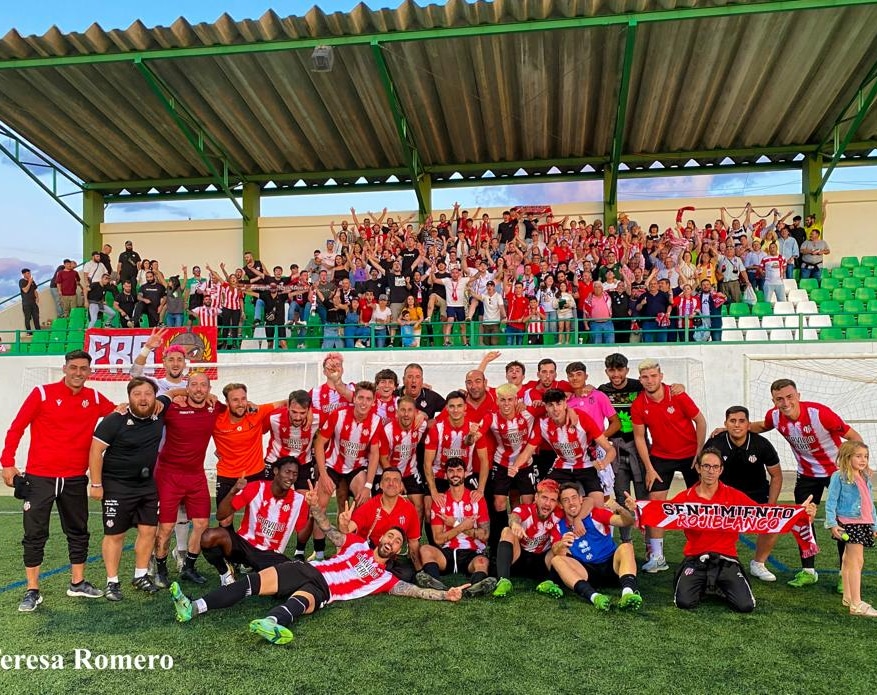 La plantilla del Azuaga celebra el 0-2 en Navalmoral