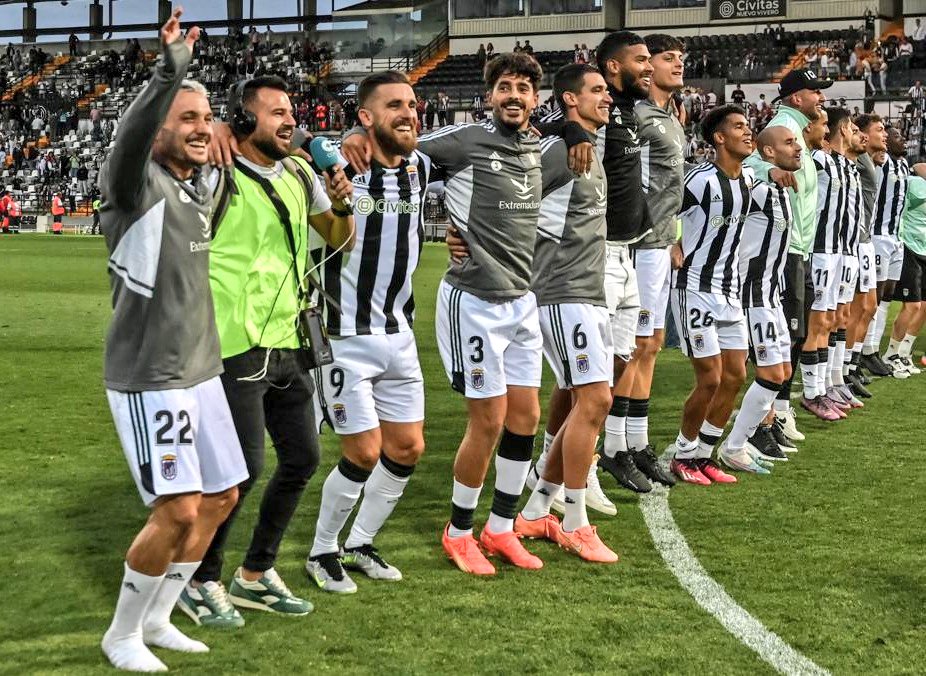 Los jugadores del Badajoz celebra el triunfo ante el Pontevedra