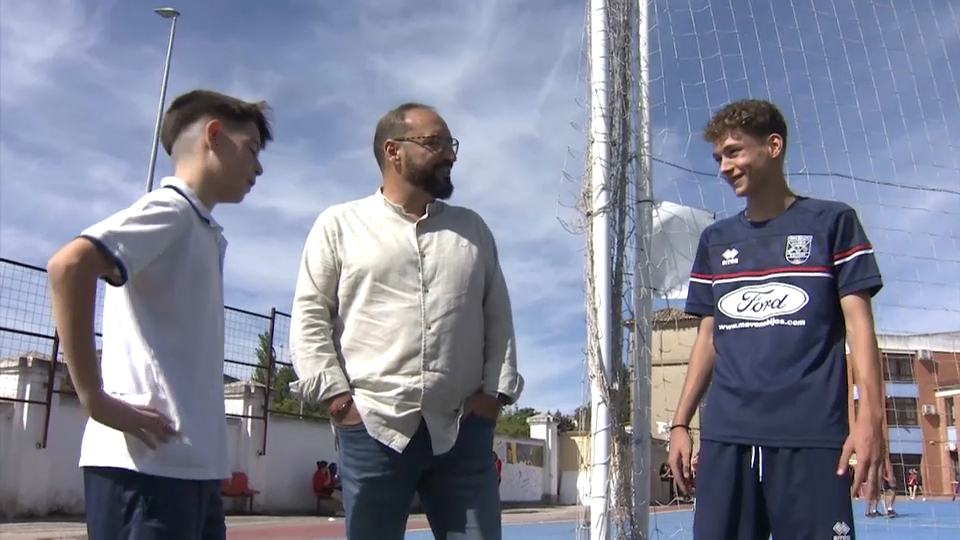 Alfonso Abreu, presidente del Diocesano, charla con dos canteranos