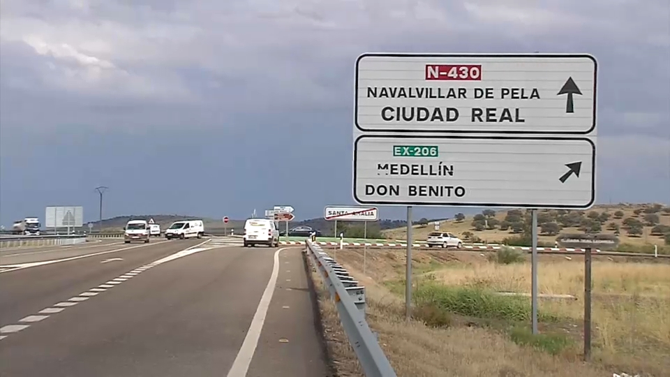Cartel informativo en la carretera N-430