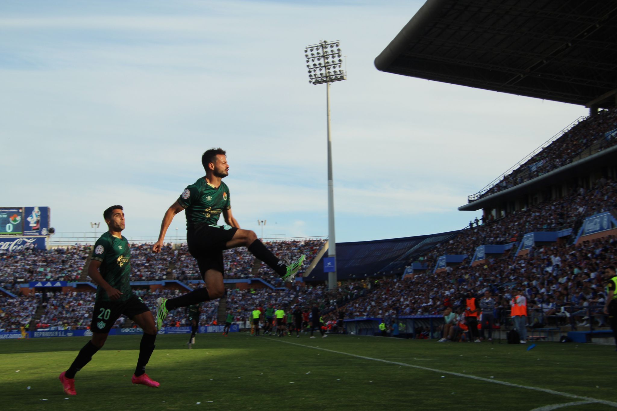 Samu Manchón celebra el 0-1 del Cacereño en Huelva.