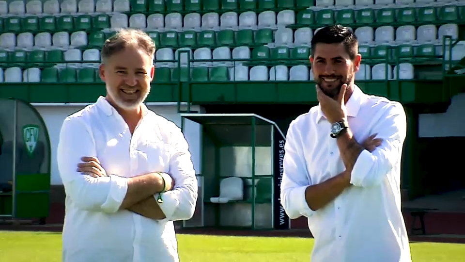 Javi Nieto y Rafa Ocaña posan sobre el césped del feudo serón