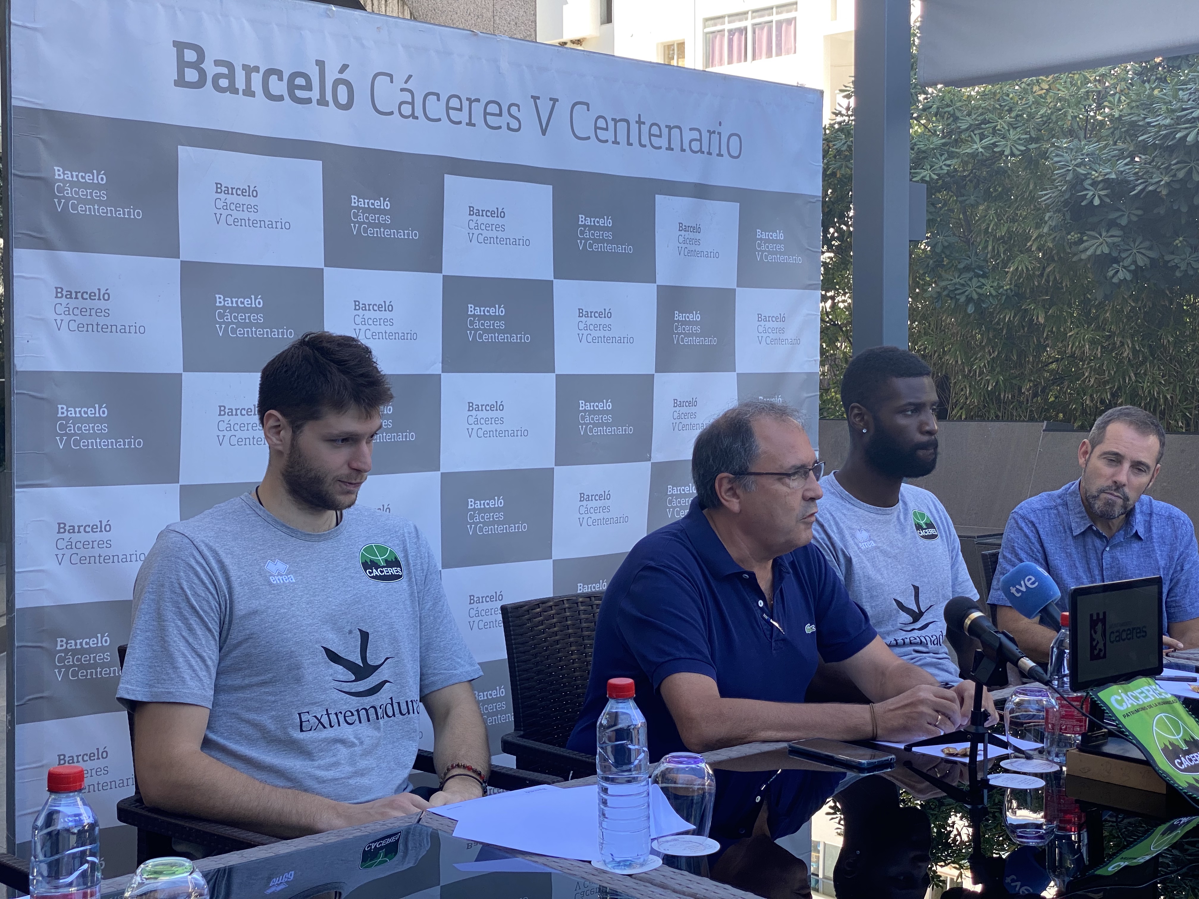 José Manuel Sánchez, presidente del Cáceres Basket, en rueda de prensa.