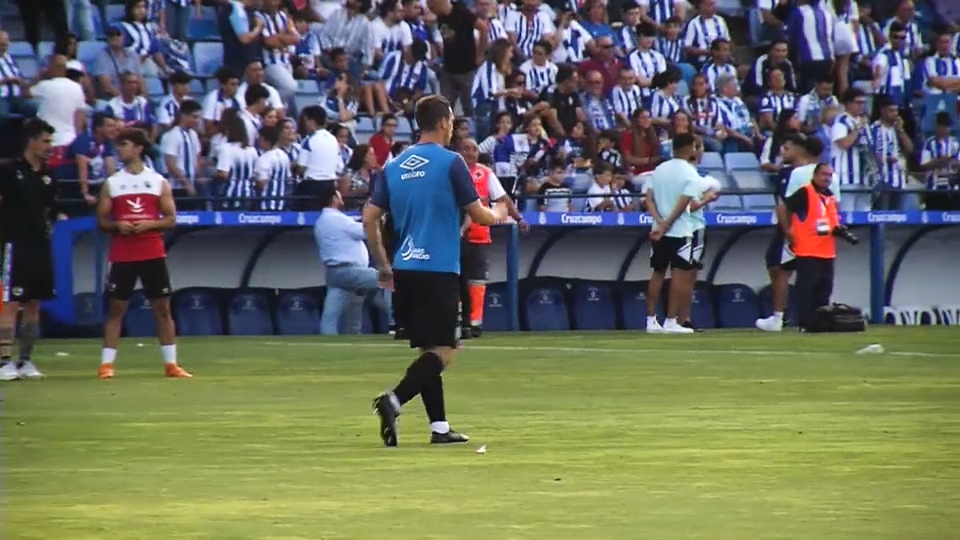 Rubén Solano durante el calentamiento ante el Recreativo