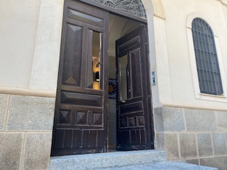 Puerta del seminario dañada por actos vandálicos