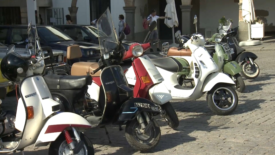 Vespas en la Plaza Grande de Zafra
