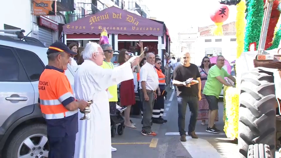 Sacerdote realizando la tradicional bendición de coches y carrozas en la romería de San Cristobal de Zalamea de la Serena